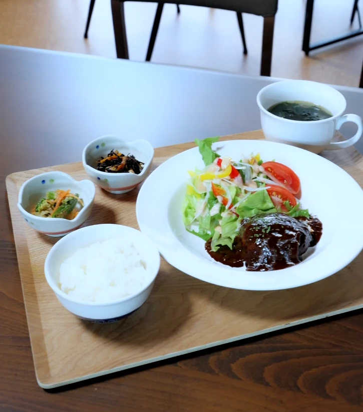 P.P cafeの煮込みハンバーグプレートセット。サラダ、ごはん、スープ、小鉢2品付き