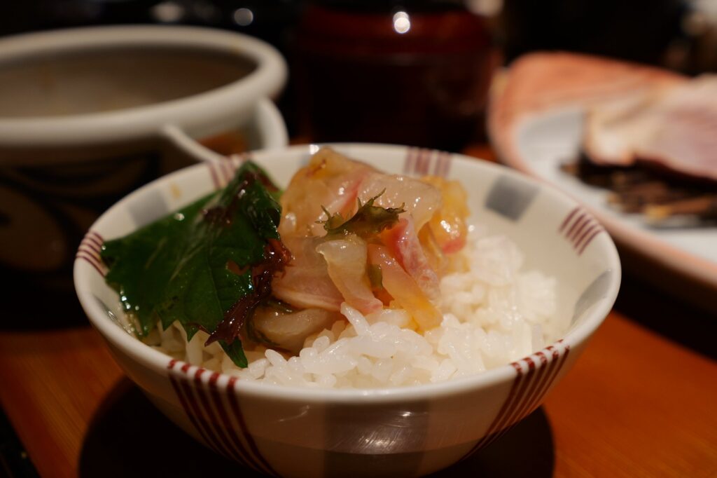 鯛の切り身をのせた宇和島鯛めし