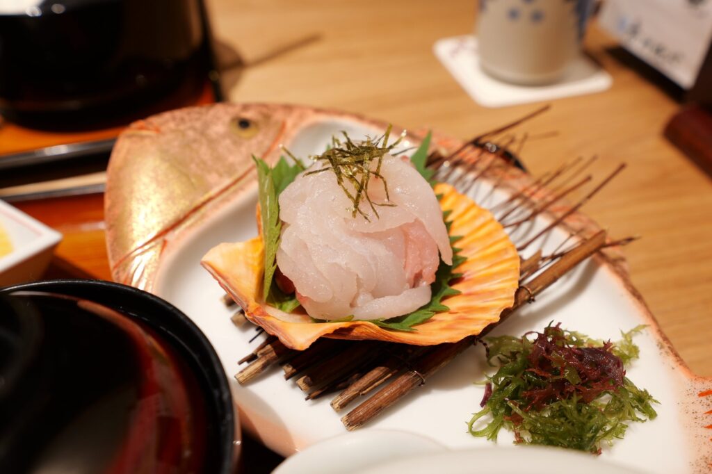鯛の形の器に盛られた伊達真鯛の刺身