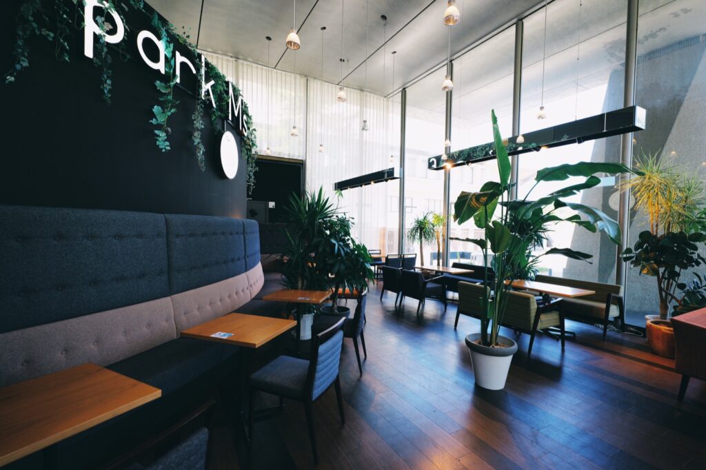 the park M’s coffeeの店内。大きな窓と観葉植物
