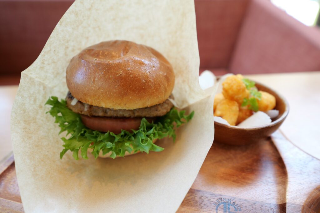 城山バーガーのアップ。ハンバーグとレタス、トマト