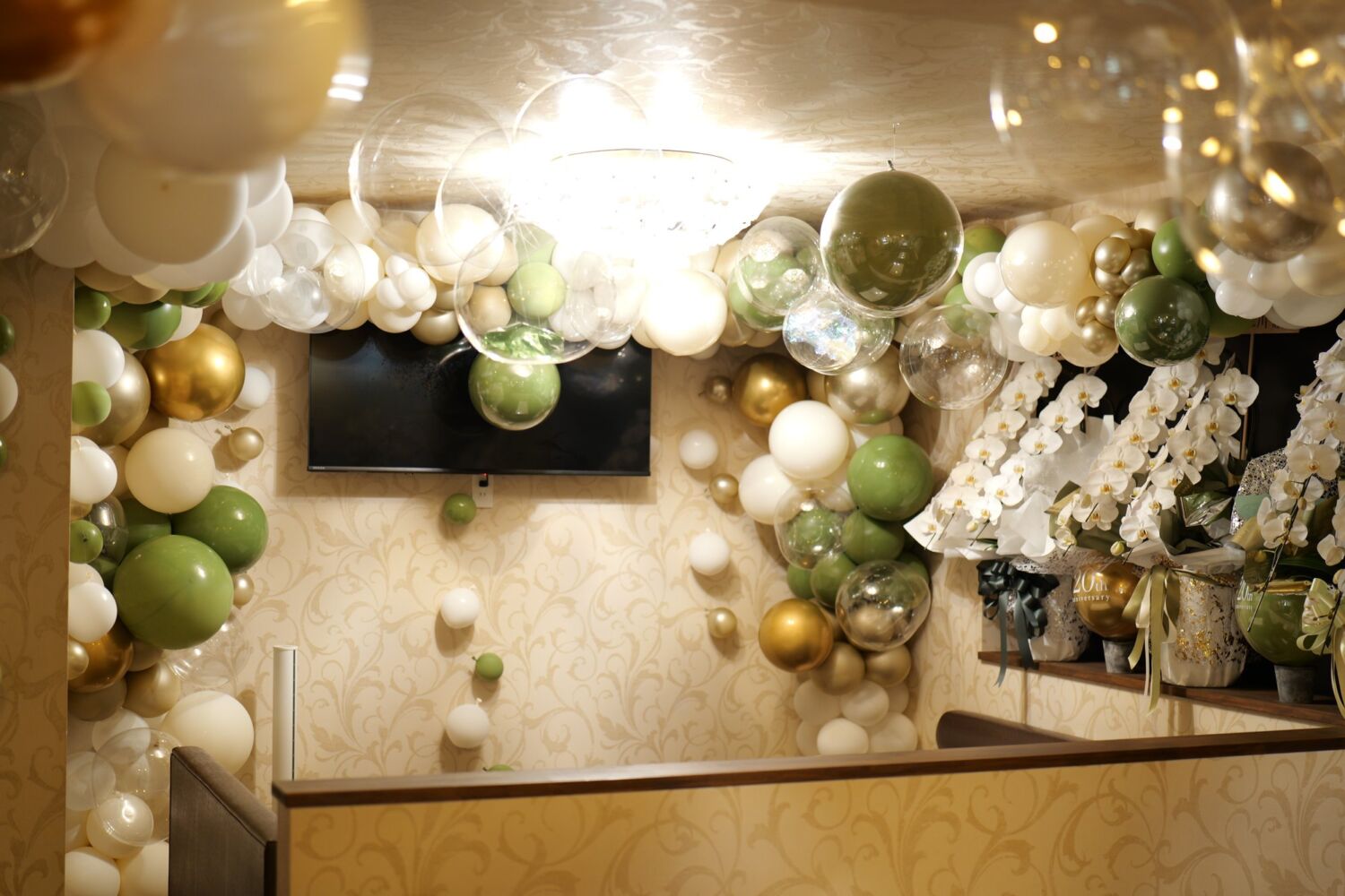 グリーンとゴールドのバルーンで飾られたラウンジ